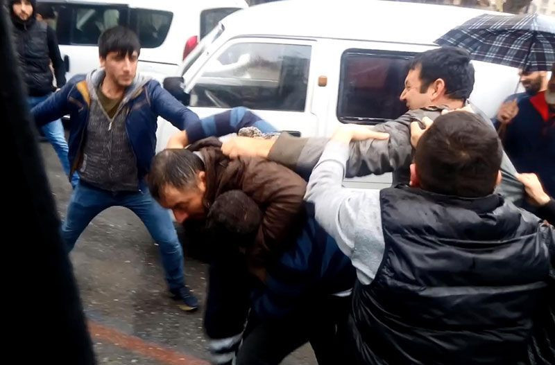 Mersin'de sürücüler tekme tokat kavga etti o anlar kaydedildi - Resim: 3