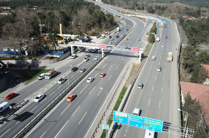 İstanbul'da üst geçit otoyolun ortasına iniyor yayalar emekleyerek bariyer altından geçiyor - Resim: 2