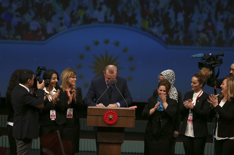 Erdoğan güzellik uzmanlarının arasında kalınca - Resim: 3