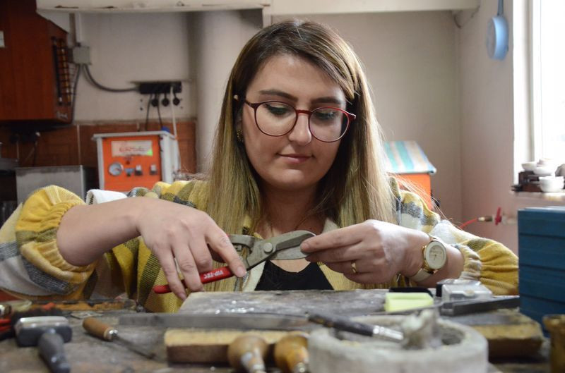 Ordu'da tek kadın bu işi yapıyor ateş ve asitle uğraşıyor! Erkeklerden daha iyi - Resim: 1