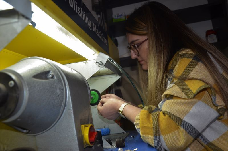 Ordu'da tek kadın bu işi yapıyor ateş ve asitle uğraşıyor! Erkeklerden daha iyi - Resim: 2