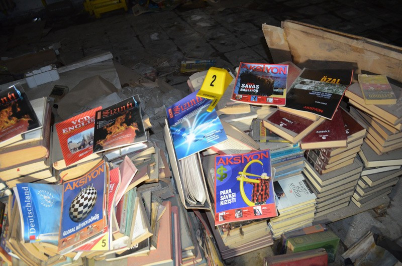 FETÖ tutuklusunun deposundan bakın ne çıktı! - Resim: 1