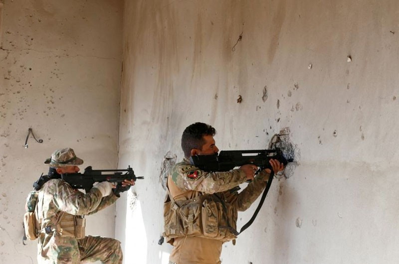 Öldürdüğü terörist ile selfie çekildi! Reuters görüntüledi - Resim: 3