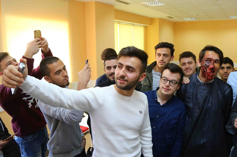 Bağcılar'da gençlerden 'fantastik makyaj' - Resim: 2