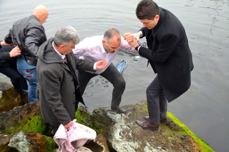 Belediye Başkanı kendini bir anda suya attı işte o anlar - Resim: 1