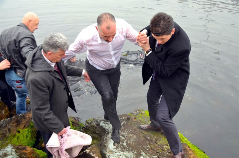 Belediye Başkanı kendini bir anda suya attı işte o anlar - Resim: 2