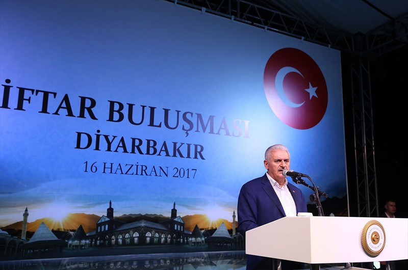 Binali Yıldırım şehit aileleriyle iftarda bir araya geldi - Resim: 2