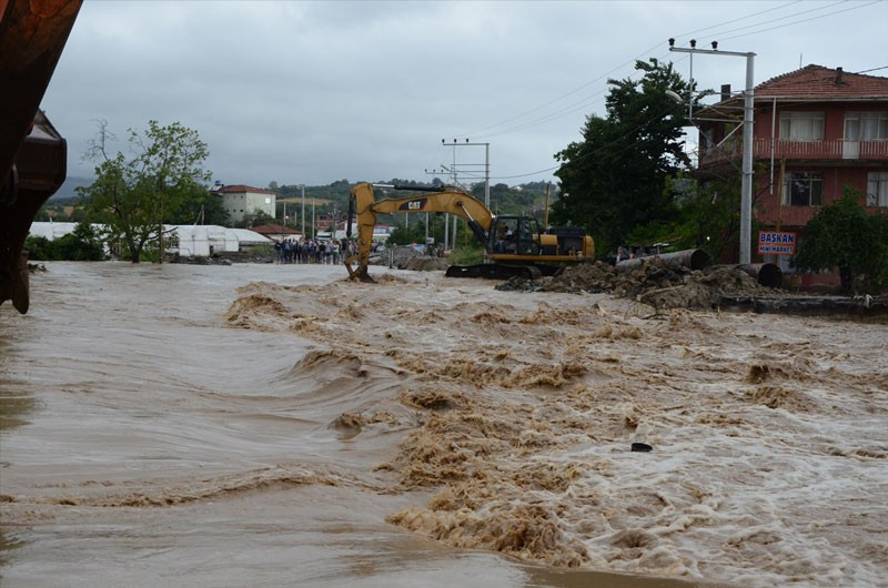 Yollar kapandı evler sular altında - Resim: 1