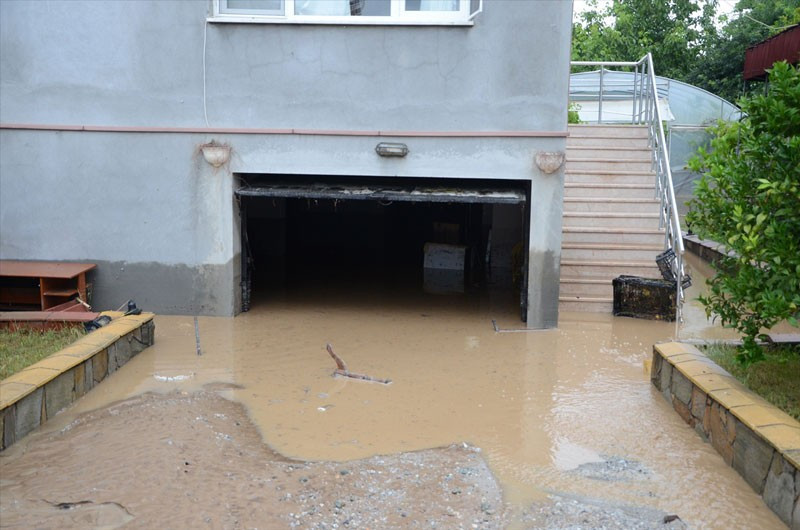 Yollar kapandı evler sular altında - Resim: 3