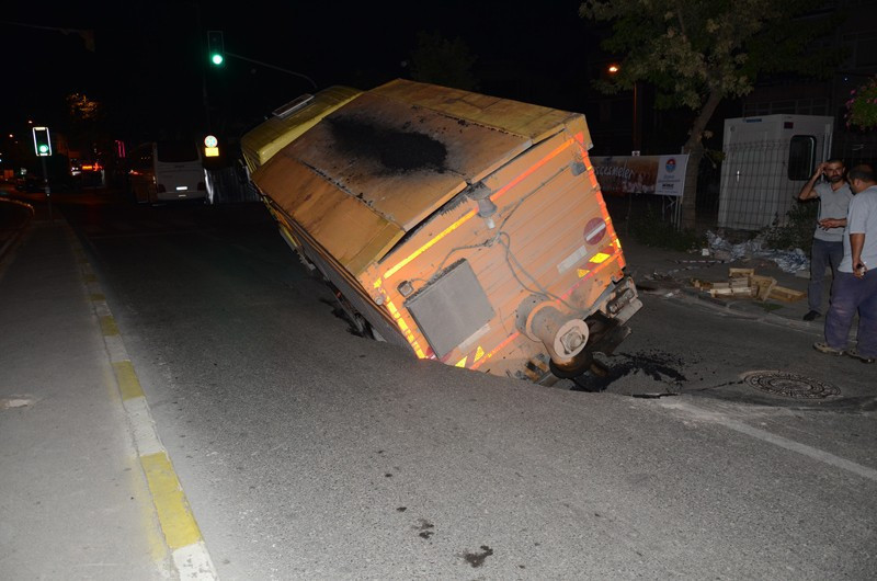 Maltepe'de dev kamyon bir anda yola gömüldü - Resim: 1