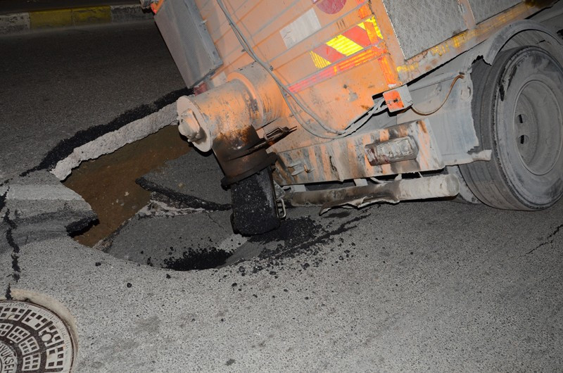 Maltepe'de dev kamyon bir anda yola gömüldü - Resim: 2