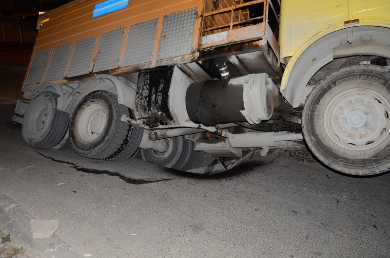 Maltepe'de dev kamyon bir anda yola gömüldü - Resim: 3