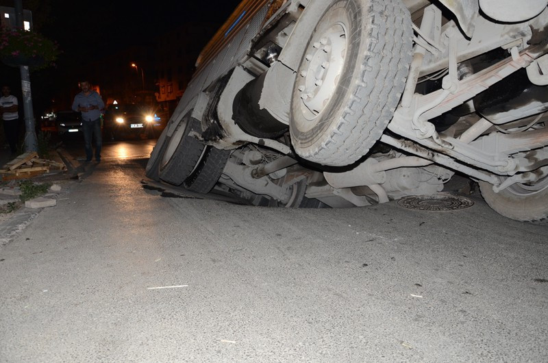 Maltepe'de dev kamyon bir anda yola gömüldü - Resim: 4