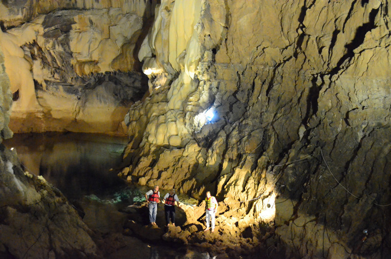 200 metre derinlikteki yeraltı gölünde botlarla muhteşem doğa keşfi - Resim: 2