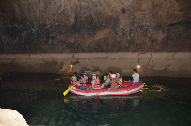 200 metre derinlikteki yeraltı gölünde botlarla muhteşem doğa keşfi - Resim: 3