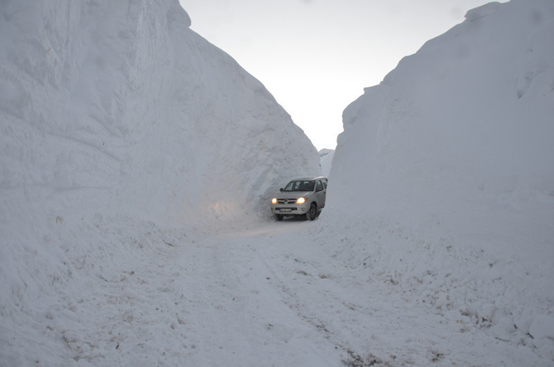 Yüksekova'da kar 4 metreyi aştı kardan tüneller oluştu - Resim: 2