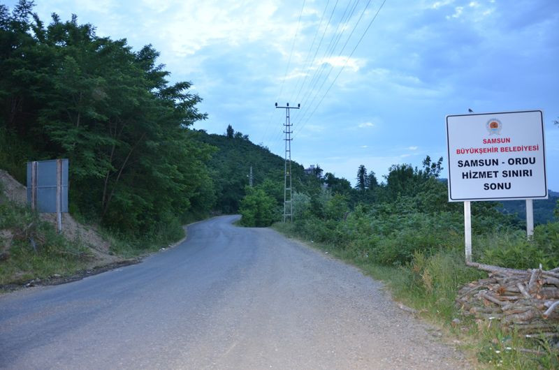 Karşılıklı iki mahalle bayram namazını 2 dakika arayla kıldı - Resim: 1