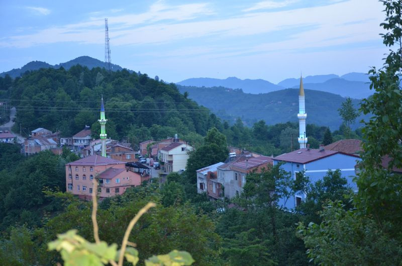 Karşılıklı iki mahalle bayram namazını 2 dakika arayla kıldı - Resim: 2