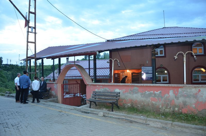 Karşılıklı iki mahalle bayram namazını 2 dakika arayla kıldı - Resim: 3