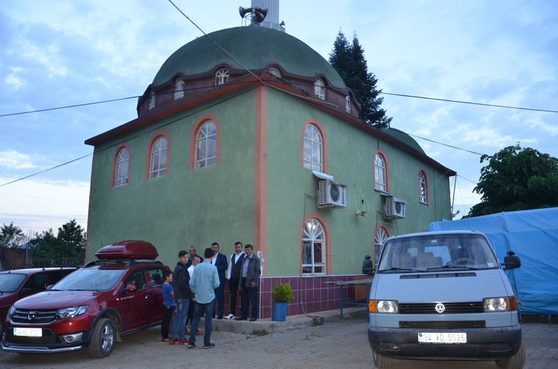 Karşılıklı iki mahalle bayram namazını 2 dakika arayla kıldı - Resim: 4