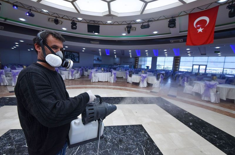 Düğünlerde sosyal mesafe çubuğuyla halay önerisi - Resim: 4