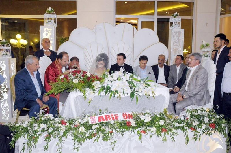 Aşiret düğününde gelin ve damada tepside dolar yağdı - Resim: 1