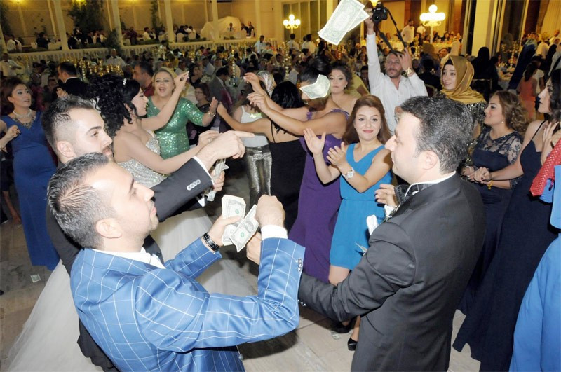 Aşiret düğününde gelin ve damada tepside dolar yağdı - Resim: 2