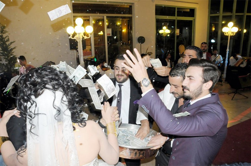 Aşiret düğününde gelin ve damada tepside dolar yağdı - Resim: 3