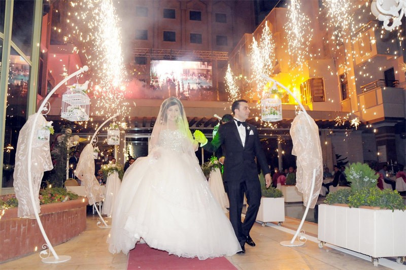 Aşiret düğününde gelin ve damada tepside dolar yağdı - Resim: 4