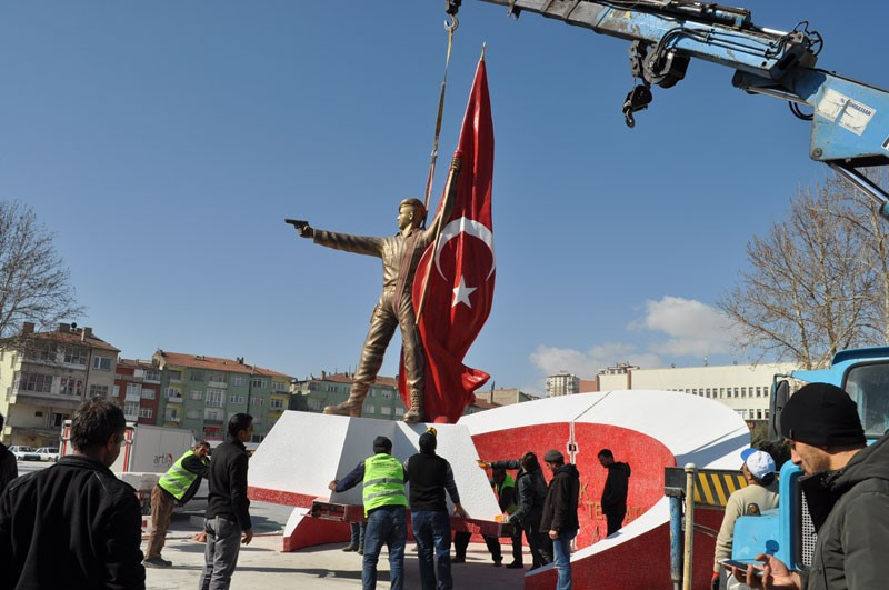 Ömer Halisdemir'in Niğde'de heykeli dikildi - Resim: 1