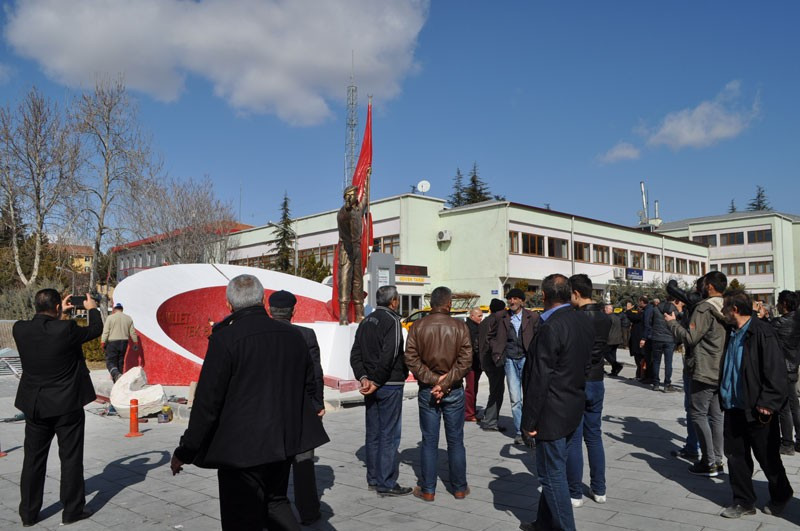 Ömer Halisdemir'in Niğde'de heykeli dikildi - Resim: 2