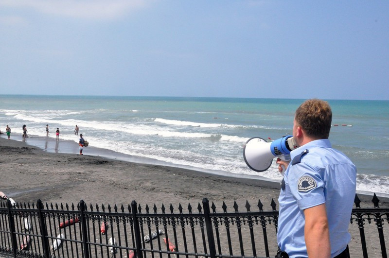 Zonguldak'ta denize girenleri polis tek tek çıkardı - Resim: 2
