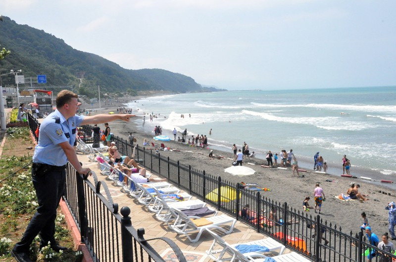 Zonguldak'ta denize girenleri polis tek tek çıkardı - Resim: 3