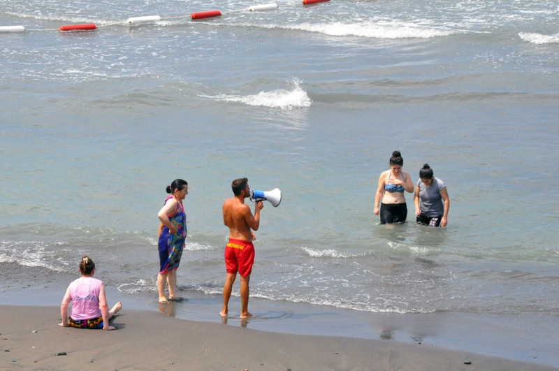 Zonguldak'ta denize girenleri polis tek tek çıkardı - Resim: 4