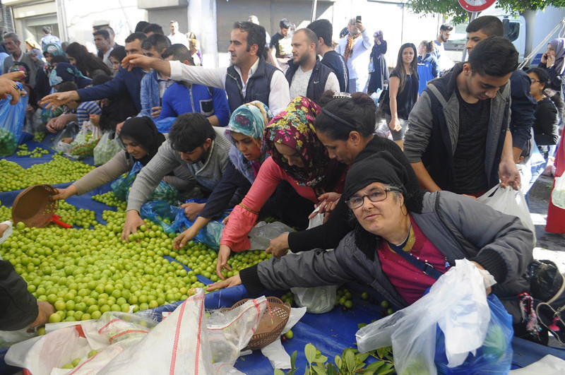 Pazarın tamamını satın aldı vatandaşlara dağıttı - Resim: 1