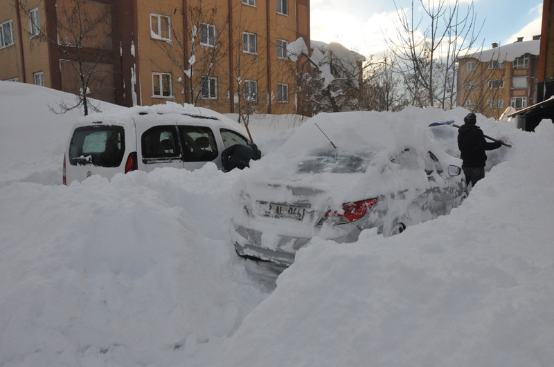 Bitlis'te evler arabalar kara gömüldü - Resim: 2
