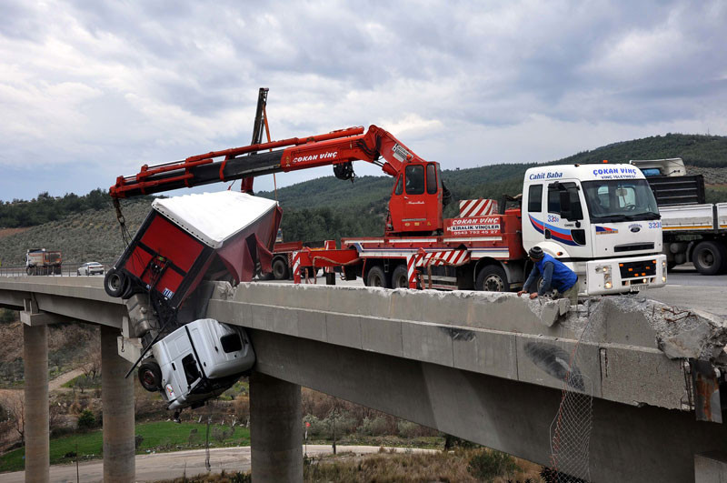 Osmaniye'de aynı yerde  biri asılı kaldı diğeri alev topuna döndü - Resim: 1