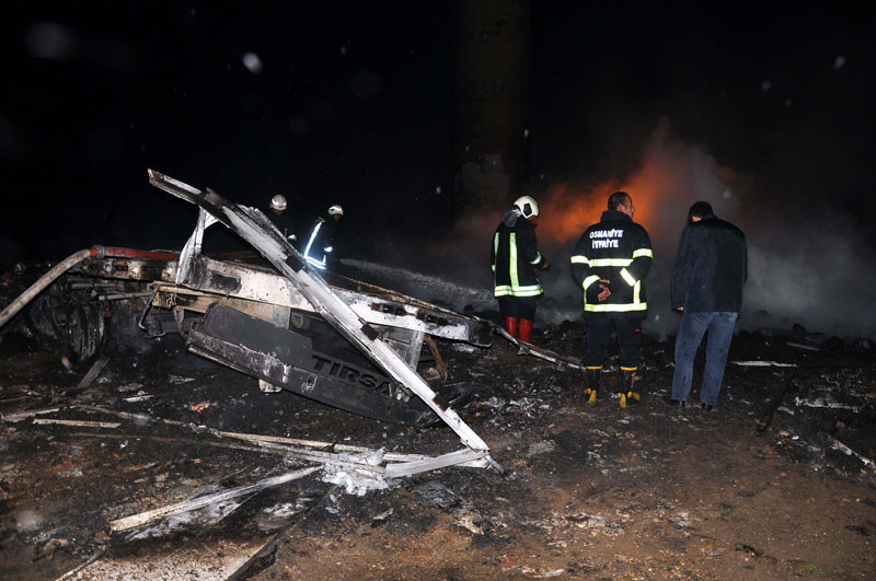 Osmaniye'de aynı yerde  biri asılı kaldı diğeri alev topuna döndü - Resim: 4