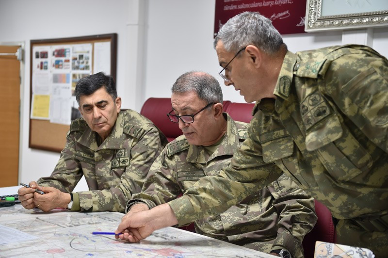 Hulusi Akar Kilis'te birlikleri böyle denetledi - Resim: 2