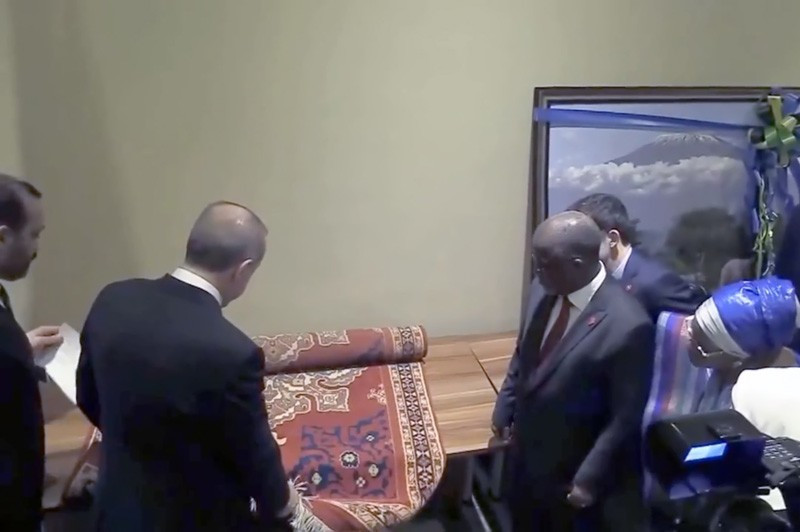 Tanzanya lideri Uşak halısına hayran kaldı - Resim: 2