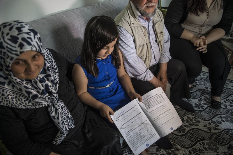 Kitabı yırttığı için hüngür hüngür ağlamıştı şimdi gülüyor - Resim: 3