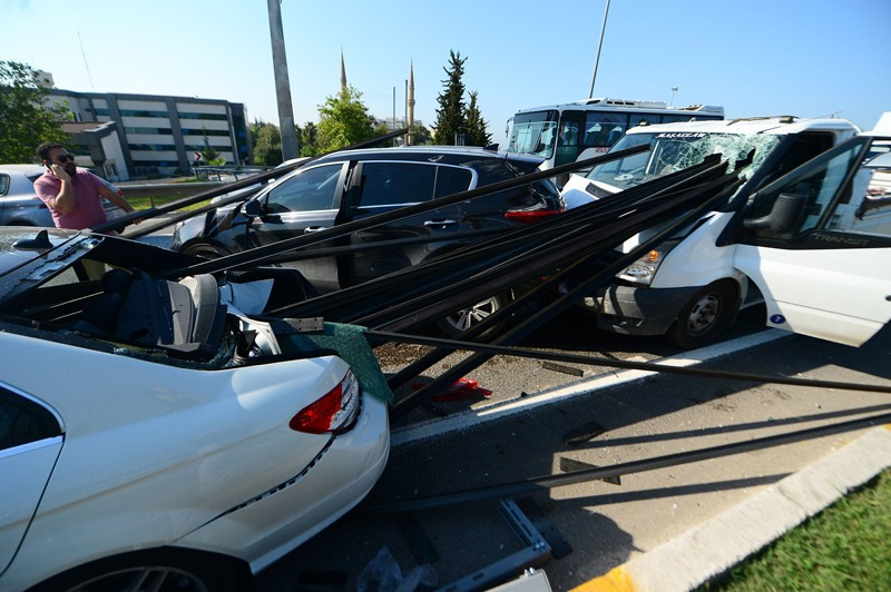 5 metrelik demir çubuklar ok gibi 3 otomobile saplandı - Resim: 1