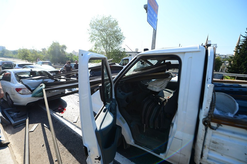 5 metrelik demir çubuklar ok gibi 3 otomobile saplandı - Resim: 2