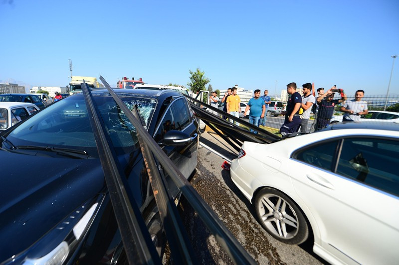 5 metrelik demir çubuklar ok gibi 3 otomobile saplandı - Resim: 3