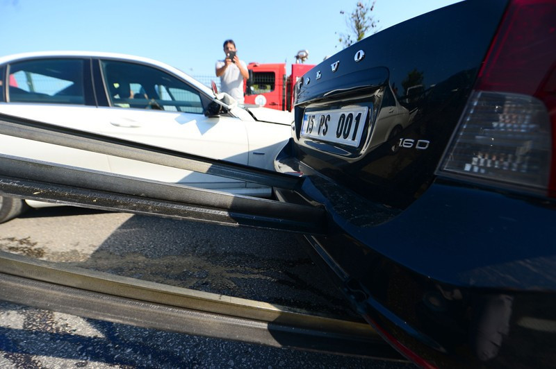 5 metrelik demir çubuklar ok gibi 3 otomobile saplandı - Resim: 4