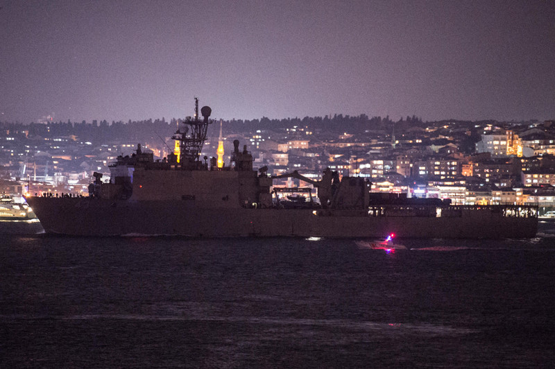 ABD savaş gemisi İstanbul Boğazı'ndan karartma yaparak geçti - Resim: 1