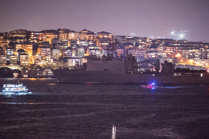 ABD savaş gemisi İstanbul Boğazı'ndan karartma yaparak geçti - Resim: 3