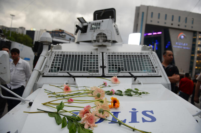 Gezi Parkı'ndan gaz yerine çiçek - Resim: 3