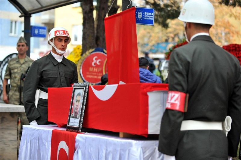Bursalı şehit gözyaşlarıyla son yolculuğuna uğurlandı - Resim: 4