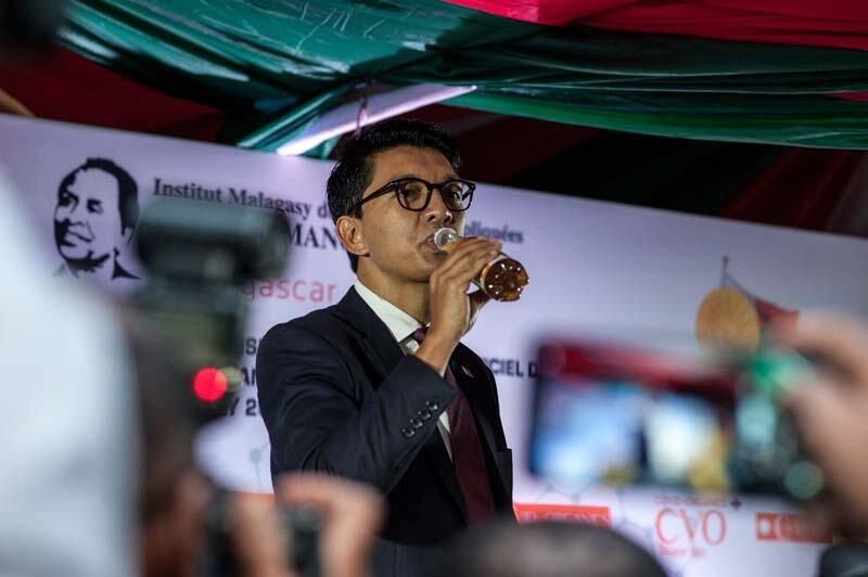 'Koronavirüs ilacını bulduk' deyip kameralar önünde içmişti! Kötü haber geldi... - Resim: 1